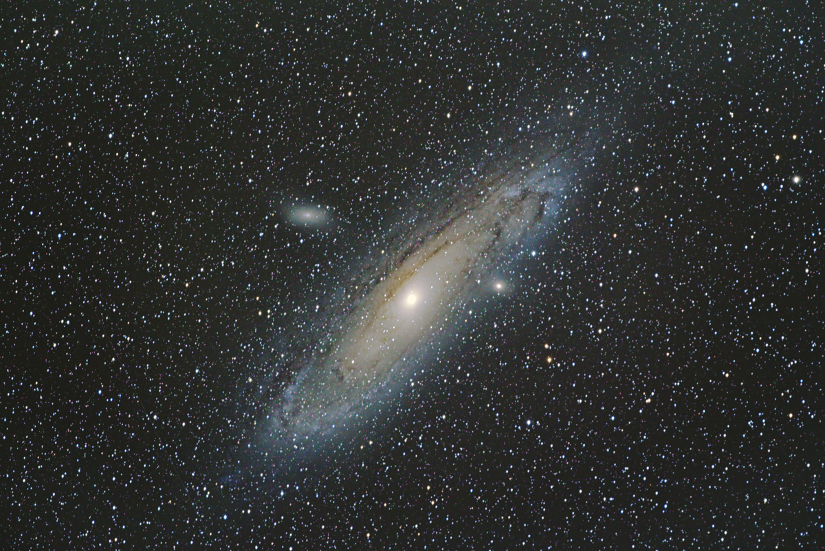 輝くアンドロメダ銀河(M31)